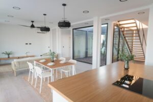 vista general salon con escalera